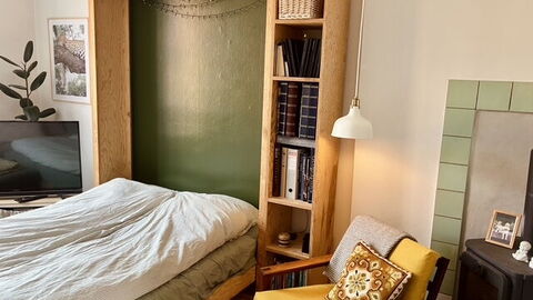 Center - Close To The King: Bedroom, Living Room