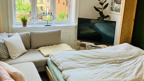 Center - Close To The King: Bedroom, Living Room