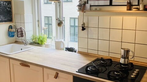Center - Close To The King: Kitchen