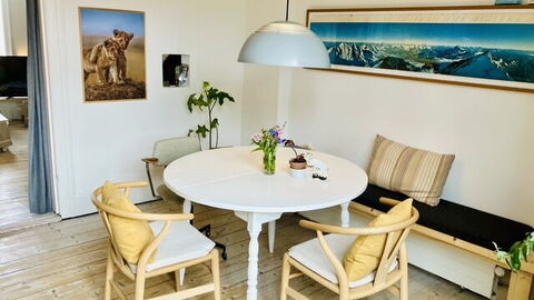Center - Close To The King: Dining Room