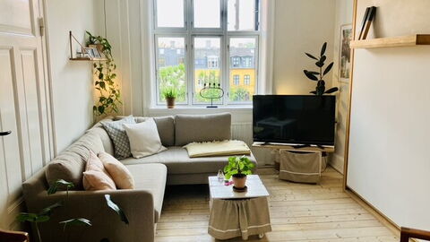Center - Close To The King: Bedroom, Living Room