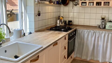 Center - Close To The King: Kitchen