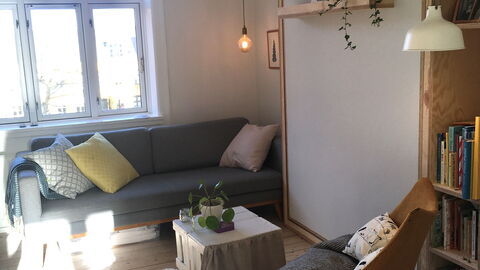 Center - Close To The King: Bedroom