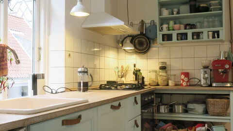 Center - Close To The King: Kitchen