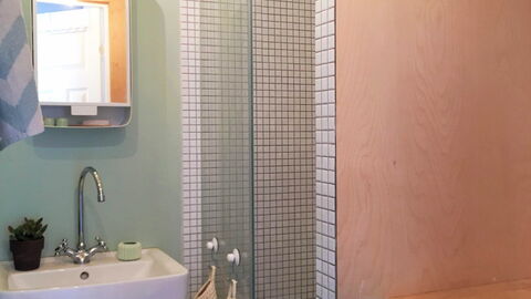 Center - Close To The King: Bathroom