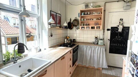 Center - Close To The King: Kitchen