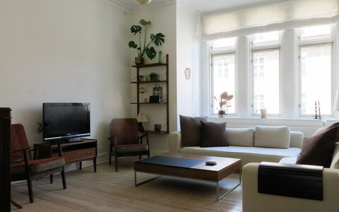 Østerbro - Perfect For Family - 2 Bedroom: Living Room