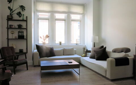 Østerbro - Perfect For Family - 2 Bedroom: Living Room