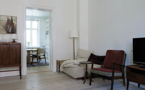 Østerbro - Perfect For Family - 2 Bedroom: Living Room