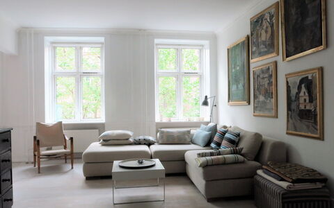 Cozy Area - Super Location - Balcony: Living Room