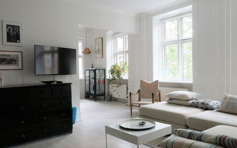 Cozy Area - Super Location - Balcony: Living Room