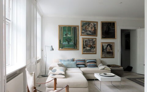 Cozy Area - Super Location - Balcony: Living Room