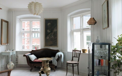 Cozy Area - Super Location - Balcony: Living Room