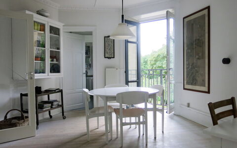 Cozy Area - Super Location - Balcony: Dining Room