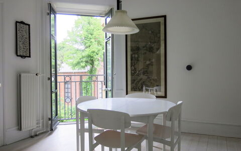 Cozy Area - Super Location - Balcony: Dining Room