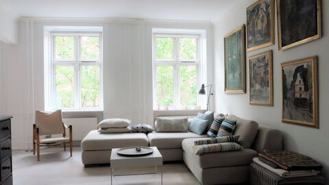 Cozy Area - Super Location - Balcony: Living Room