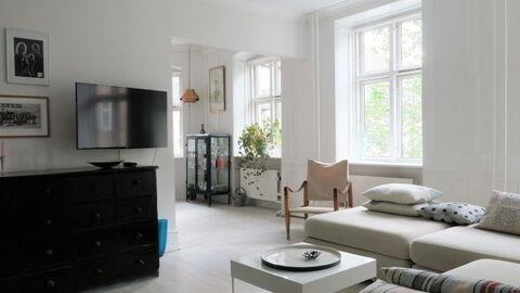 Cozy Area - Super Location - Balcony: Living Room