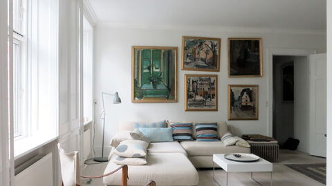 Cozy Area - Super Location - Balcony: Living Room