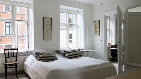 Cozy Area - Super Location - Balcony: Bedroom