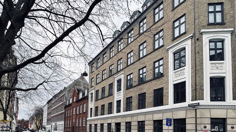 Cozy Area - Super Location - Balcony: Building Exterior, Outdoor