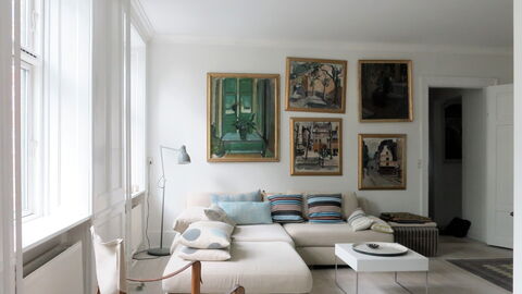 Cozy Area - Super Location - Balcony: Living Room