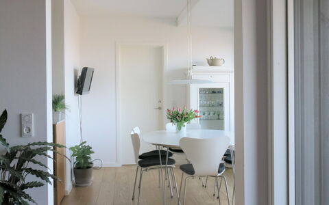 Vesterbro - Center -lakes - 2 Bedrooms: Dining Room