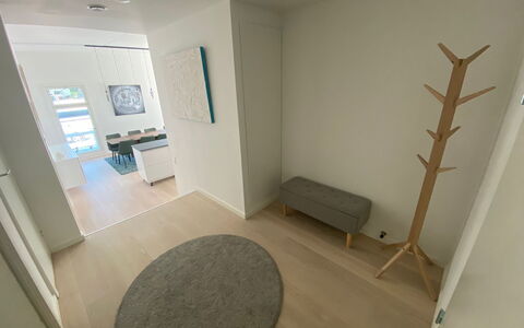 2 Bedrooms - 5 People - Close To Metro: Room Detail