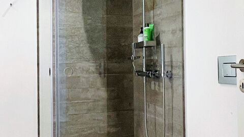 2 Bedrooms - 5 People - Close To Metro: Bathroom