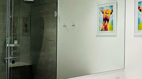 2 Bedrooms - 5 People - Close To Metro: Bathroom