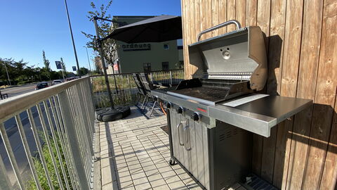 2 Bedrooms - 5 People - Close To Metro: Balcony / Terrace / Patio, Outdoor