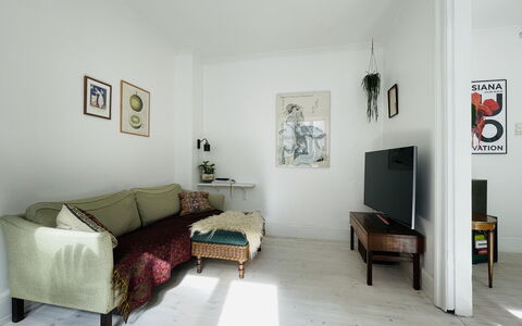 Close To The Lakes - Center - 2 People: Living Room