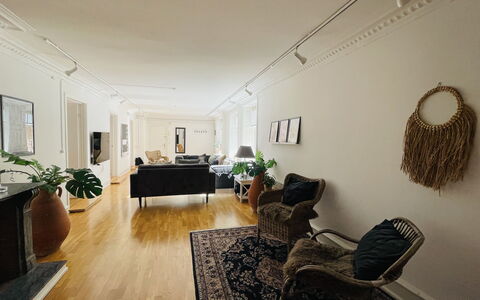 Super Central - Inner City - 6 Bedrooms: Living Room