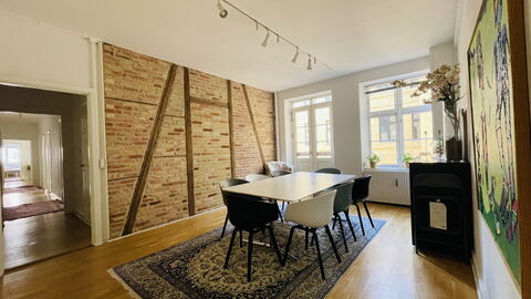 Super Central - Inner City - 6 Bedrooms: Dining Room