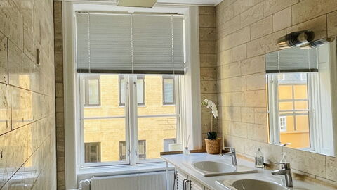 Super Central - Inner City - 6 Bedrooms: Bathroom