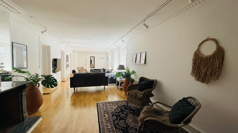 Super Central - Inner City - 6 Bedrooms: Living Room