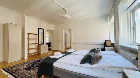 Super Central - Inner City - 6 Bedrooms: Bedroom