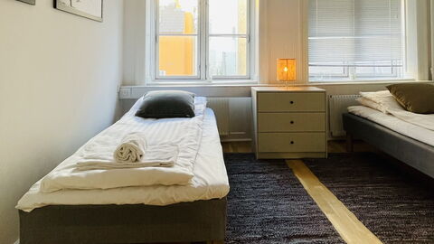 Super Central - Inner City - 6 Bedrooms: Bedroom