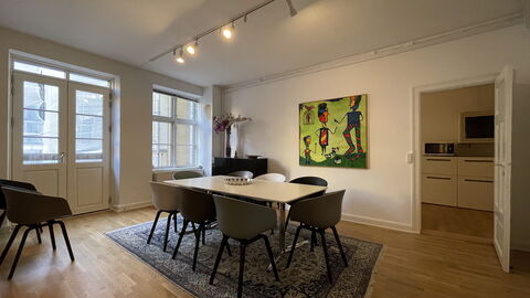Super Central - Inner City - 6 Bedrooms: Dining Room