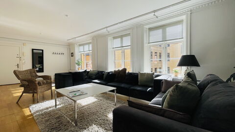 Super Central - Inner City - 6 Bedrooms: Living Room