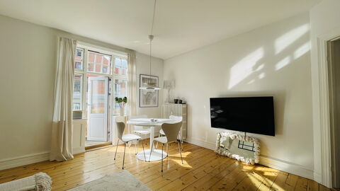 Østerbro - 1 Bedroom - 2 People: Dining Room, Living Room