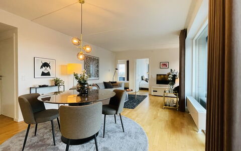 2 Bedrooms - 4 People - Free Parking: Dining Room, Living Room
