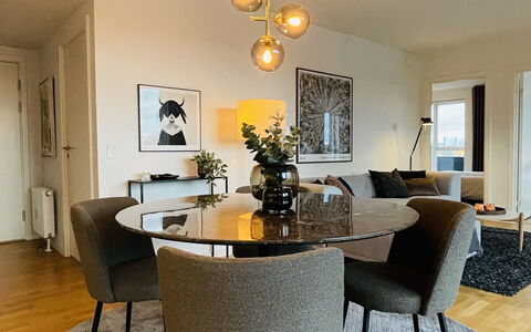 2 Bedrooms - 4 People - Free Parking: Dining Room, Living Room