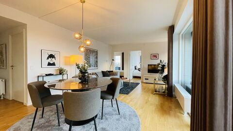 2 Bedrooms - 4 People - Free Parking: Dining Room, Living Room
