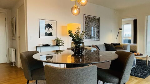 2 Bedrooms - 4 People - Free Parking: Dining Room, Living Room