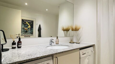 2 Bedrooms - 4 People - Free Parking: Bathroom