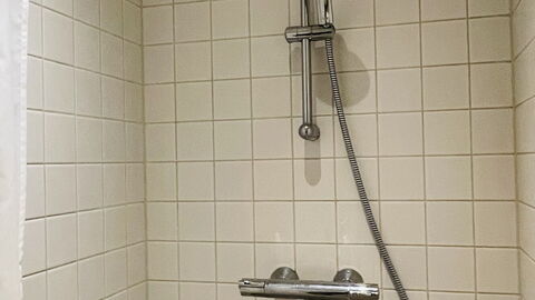 2 Bedrooms - 4 People - Free Parking: Bathroom