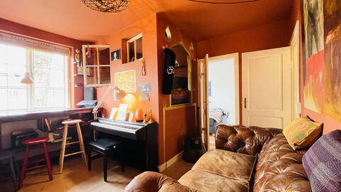 4 People - Super Location: Living Room