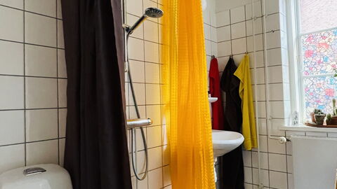 4 People - Super Location: Bathroom