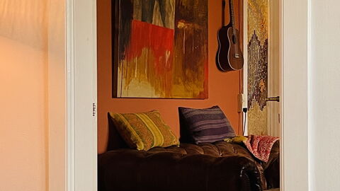 4 People - Super Location: Living Room