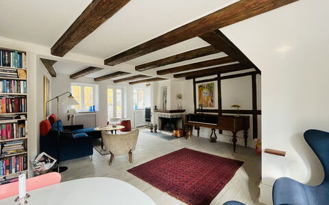 Ultimate Location - Private Roof Terrace - 2 Bedrooms - 4 People: Dining Room, Living Room